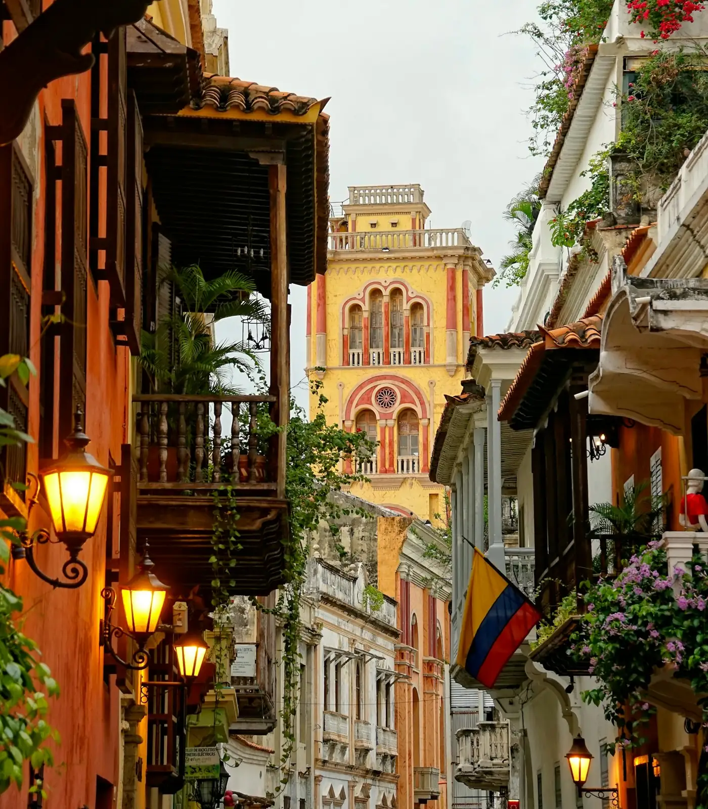 Calle colonial de Cartagena con faroles