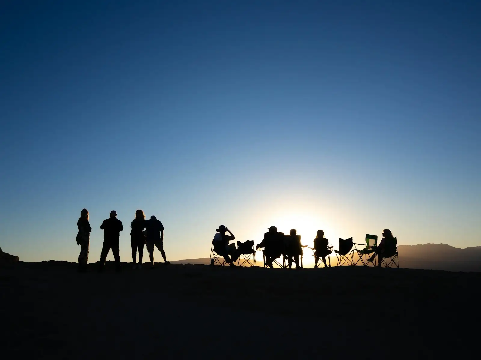 Grupo de viajeros contemplando el atardecer