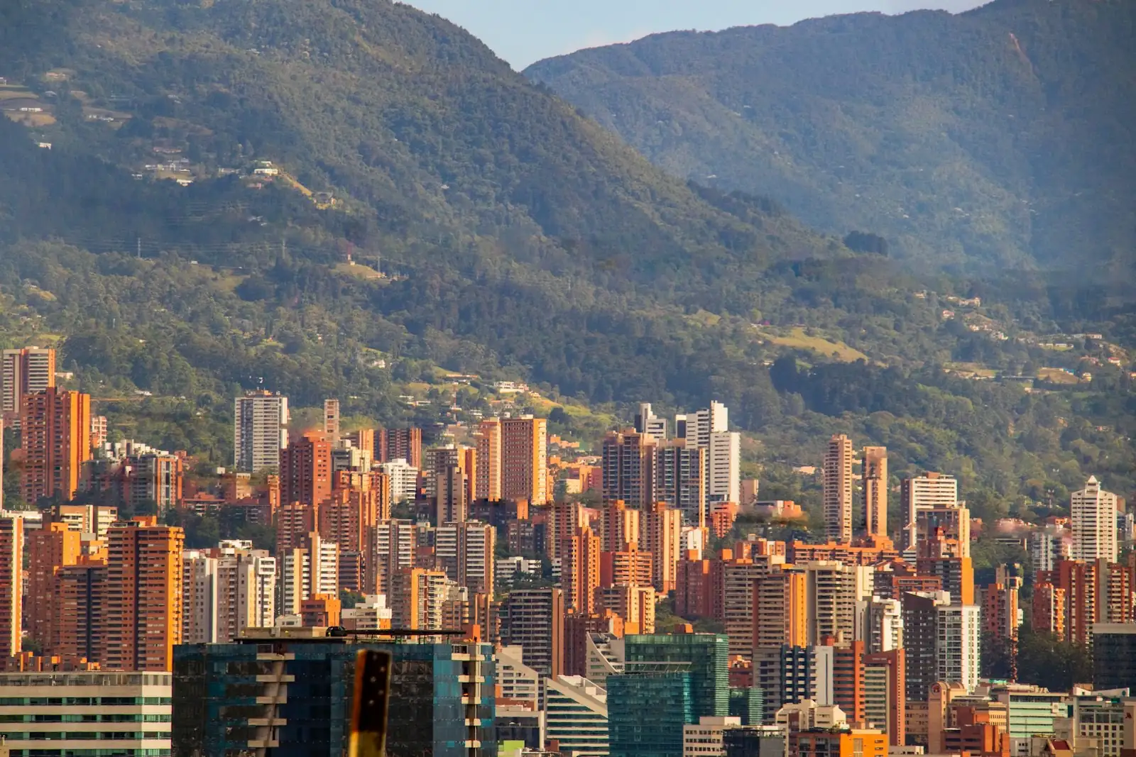 Edificios de Medellín frente a las montañas