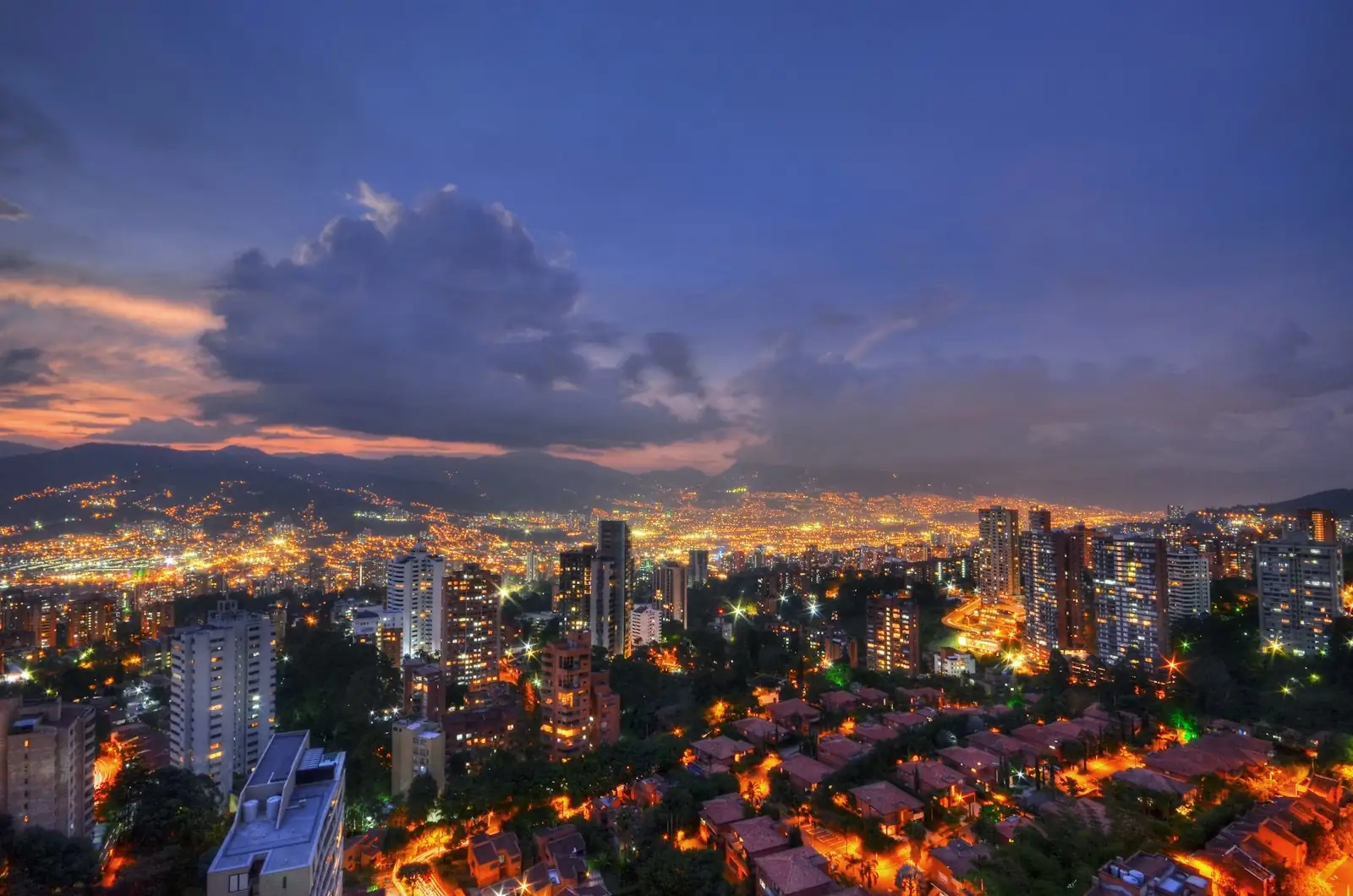 Medellín iluminada al atardecer, rodeada de montañas