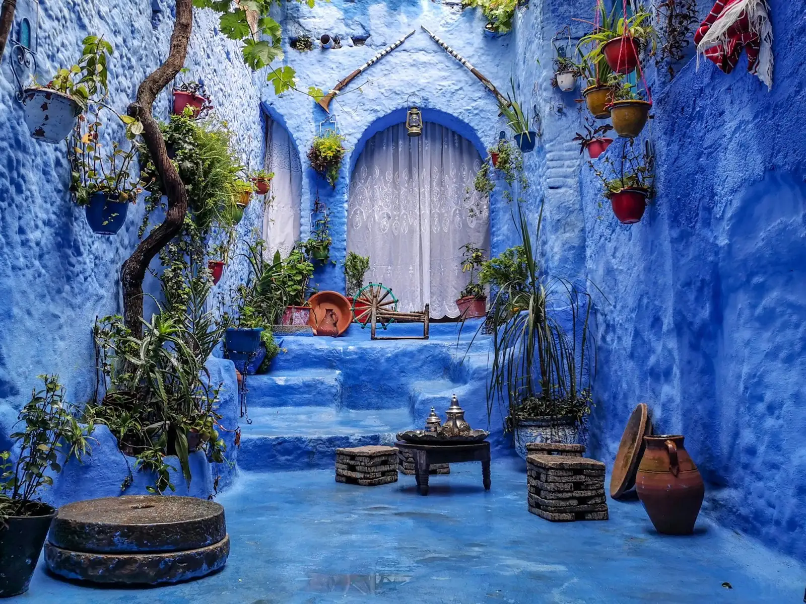 Patio azul con plantas en Chefchaouen